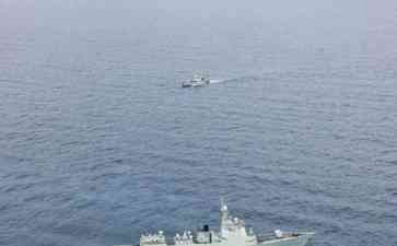  南部战区海军多艘战舰南海实战协同演练