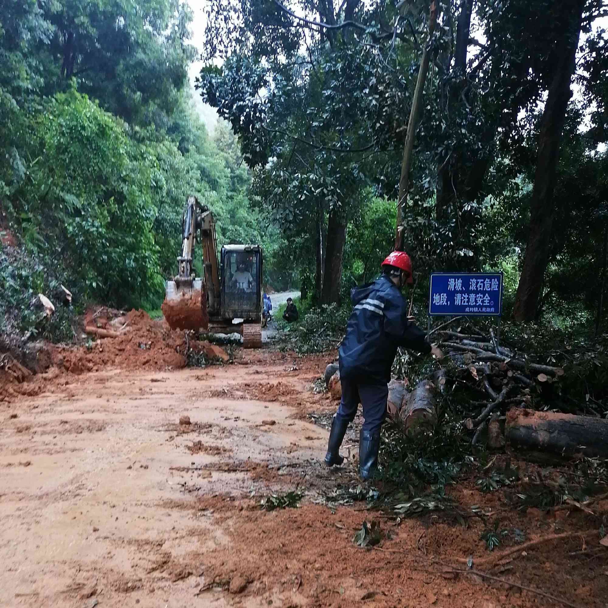 玉林山体滑坡7死3失联 暴雨来势汹汹

玉林降下瓢泼大雨，惨不忍睹的山体滑坡事件接连发生。台风“海葵”和季风的联手，给这