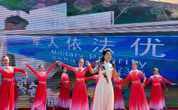  接受家乡的祝福，新兵步入军队征程。