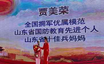  接受家乡的祝福，新兵步入军队征程。