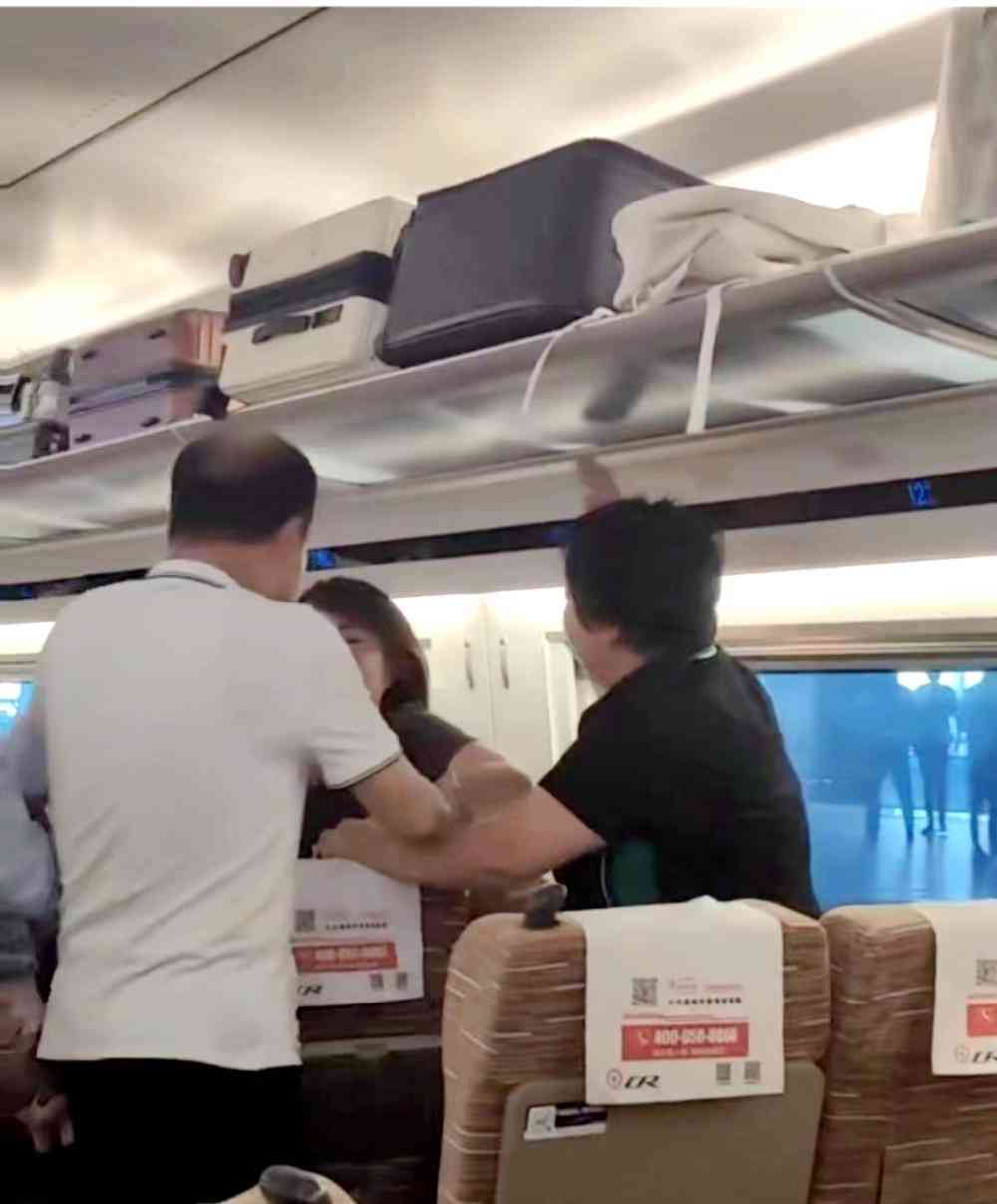 高铁内座位争夺引发的“霸座风波”
