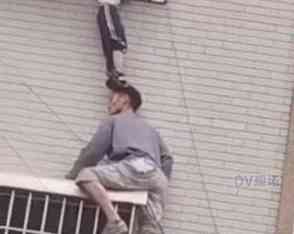  广东勇士! 男子逆天拯救悬空孩子!