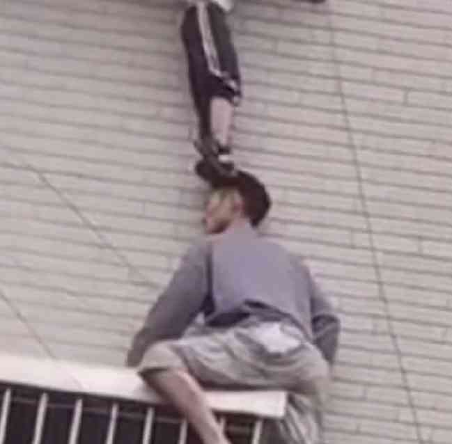  广东勇士! 男子逆天拯救悬空孩子!