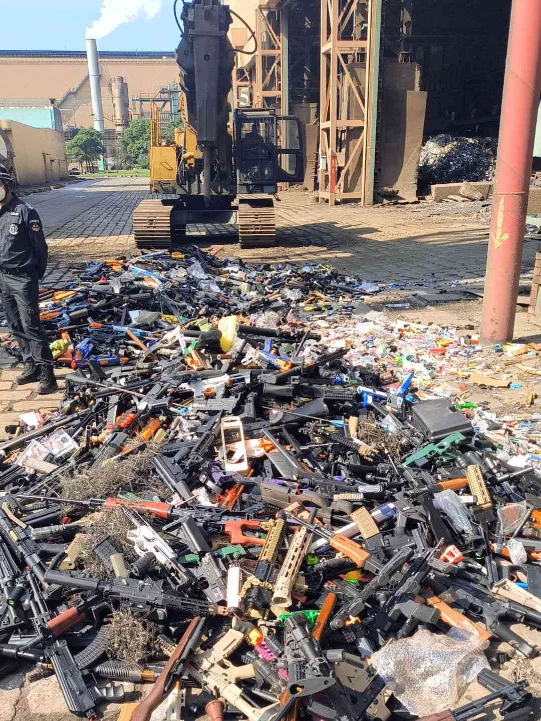  上海警方严厉打击整治涉枪涉爆违法犯罪活动，集中销毁非法武器