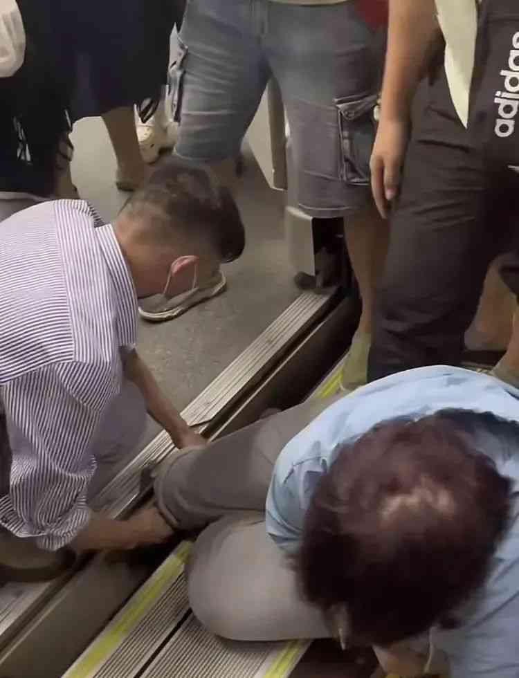  乘客腿卡地铁缝隙！地铁工作人员迅速救援拯救脱困