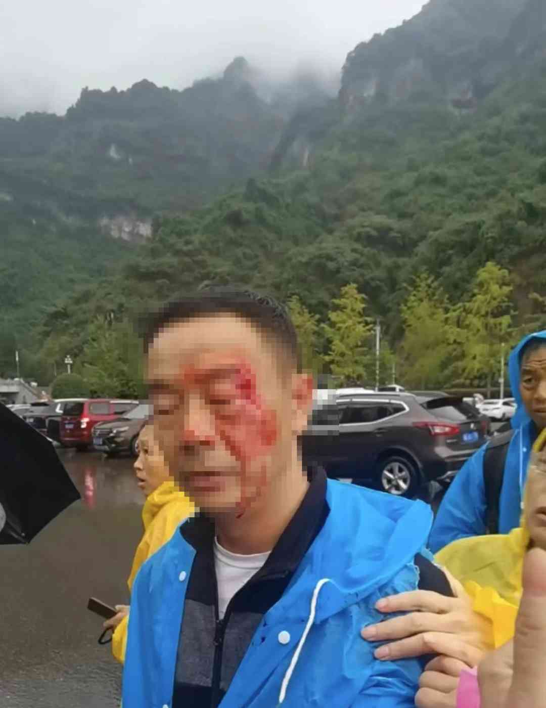  游客天门山争执事件：新闻中的"警花"和"骗花"惊现