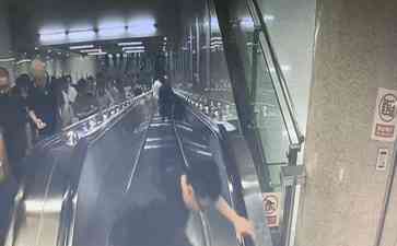  武汉地铁逆行男子英勇举动赢得点赞