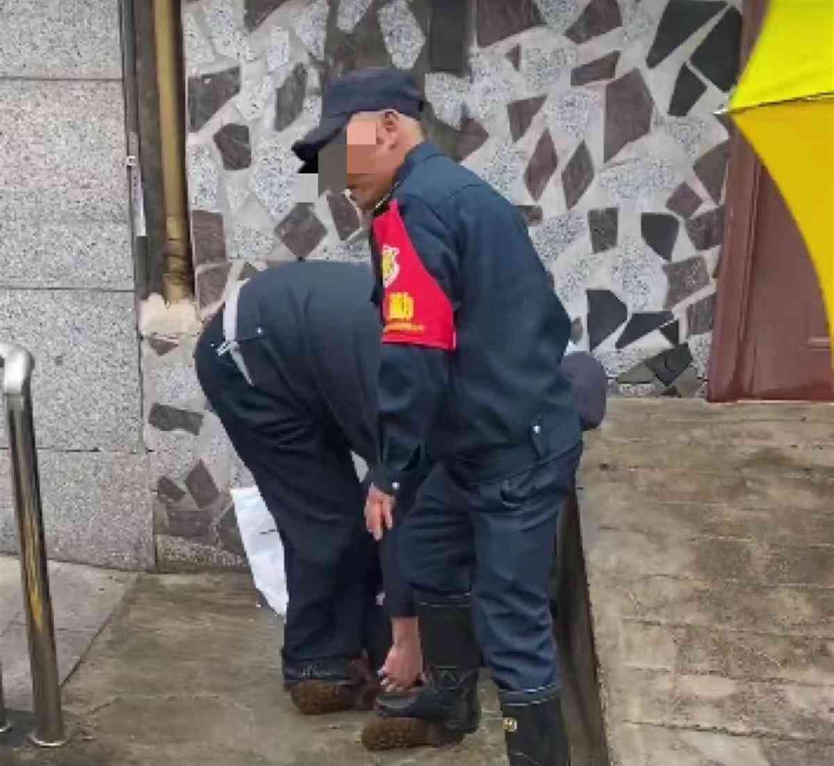  保安脚踩女子遭路人指责 咸阳住建局回应