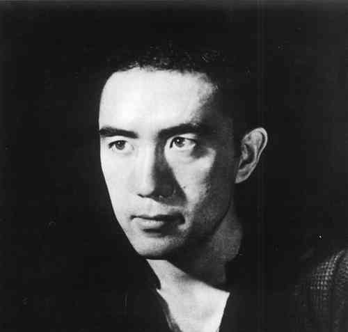 三岛由纪夫：形象如恩怨交织的华丽帷幕