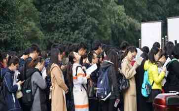 小县机构“瘦身”风潮席卷全国   文章内容: 越来越多年轻人奋不顾身地投身于公共考编的队伍，然而，可怜的他们在最近接连传