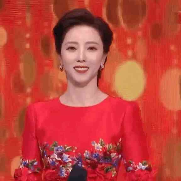  央视主持人李思思突然离职，引发热议！