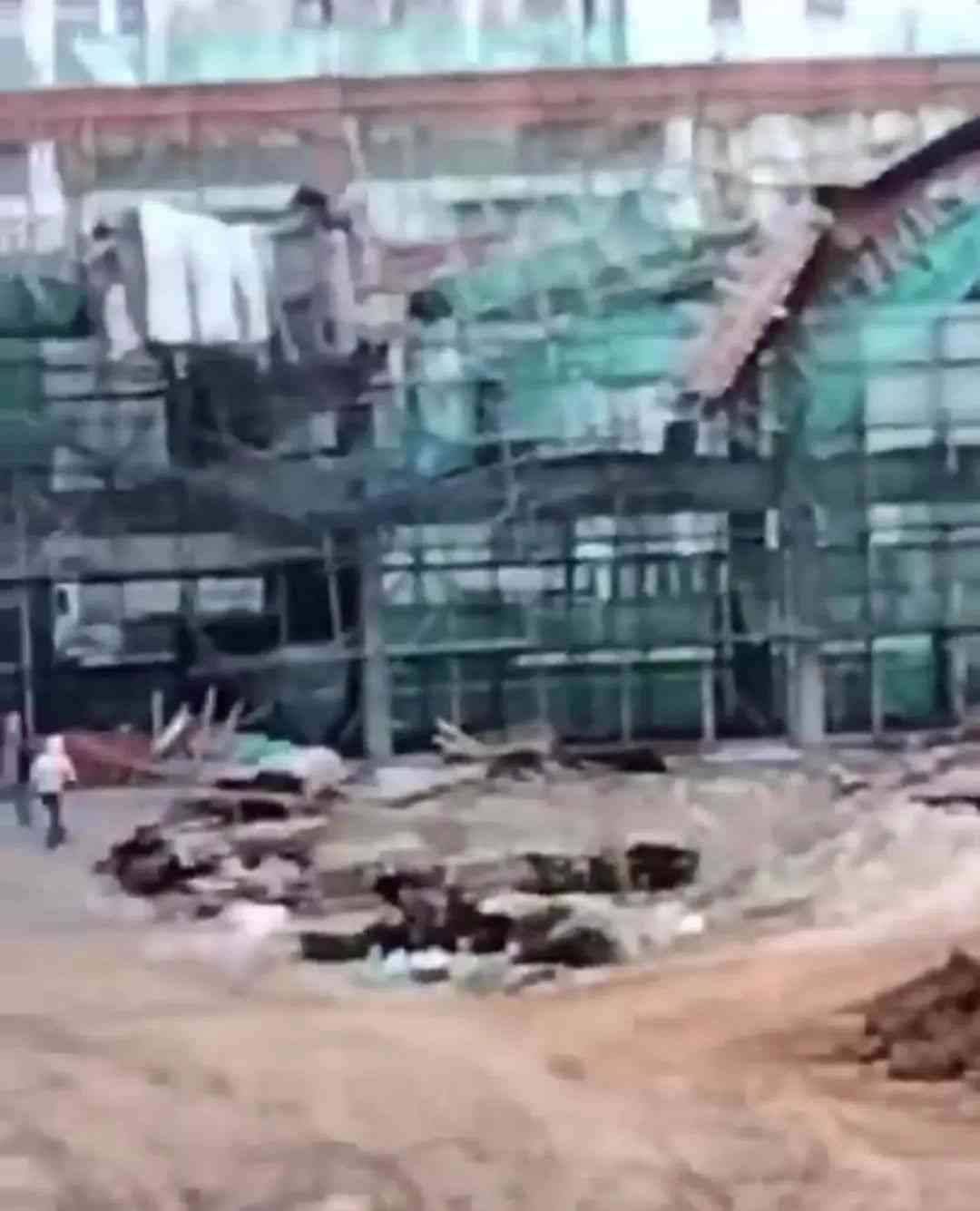  狼烟四起！韶关一在建楼盘突发重大事故，救援人员迅速赶到现场！