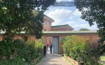  5岁男童轩轩被生母虐待致截肢案庭审结束 她泪洒现场悔不当初