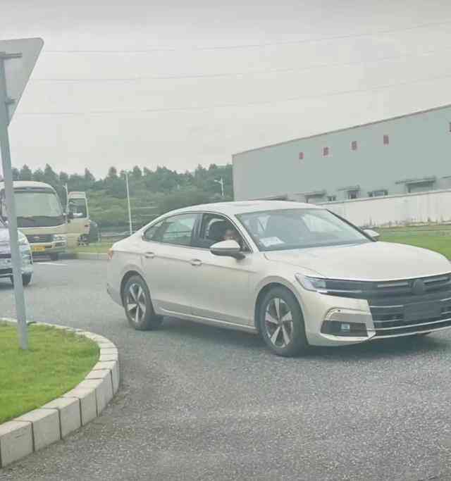  迈腾换新!全新实车首曝光,外观更年轻更运动！