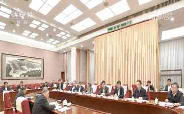  李强主持座谈会，专家企业家共商经济大计