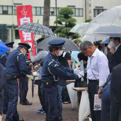  日本首相街头演说遭喊叫"增税眼镜"，喊叫者被驱逐！