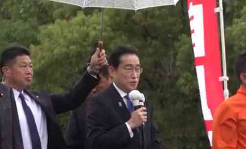  日本首相街头演说遭喊叫"增税眼镜"，喊叫者被驱逐！