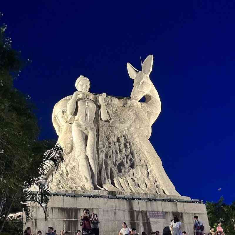  三亚夜间经济蓬勃兴起 景点免费措施助力吸引游客