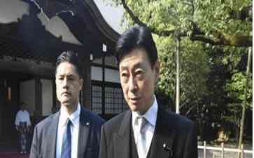  经产大臣参拜靖国神社引争议 文风鲜明传统习俗引人深思