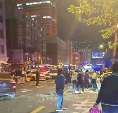  失控公交车猛撞小轿车 多人受伤车辆损毁惨不忍睹