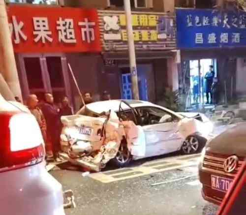  失控公交车猛撞小轿车 多人受伤车辆损毁惨不忍睹