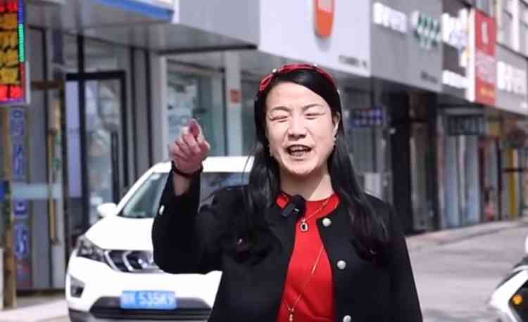  这位女网红，掀起网友的眼球和怒火！