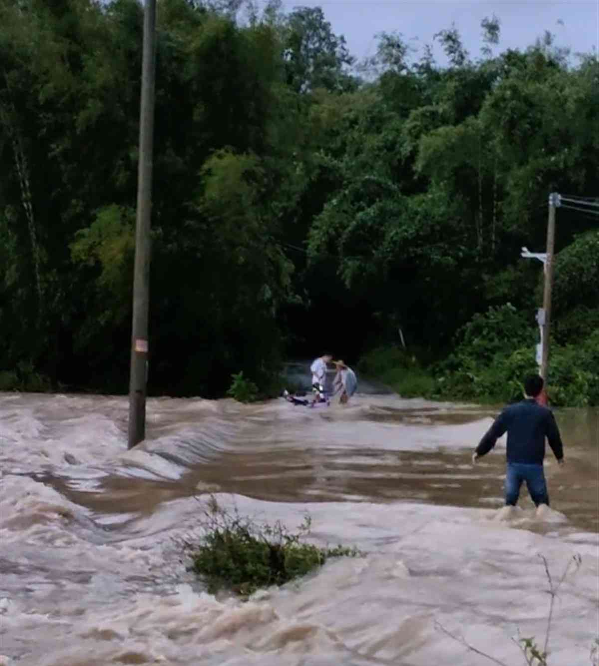  真情大爱！男子冒雨救被洪水困扰的老人