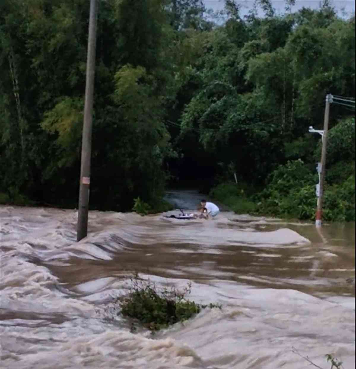  真情大爱！男子冒雨救被洪水困扰的老人