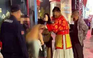 “火舞悲歌”：小伙子在表演中遭火焰灼身