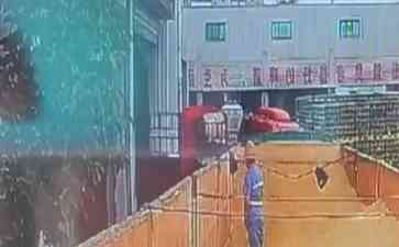  青岛啤酒三厂回应"工人小便"事件，公安介入调查