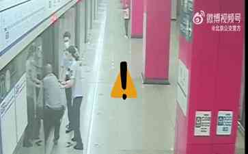 北京地铁“负担门”事件引发列车延误，两人被拘留
