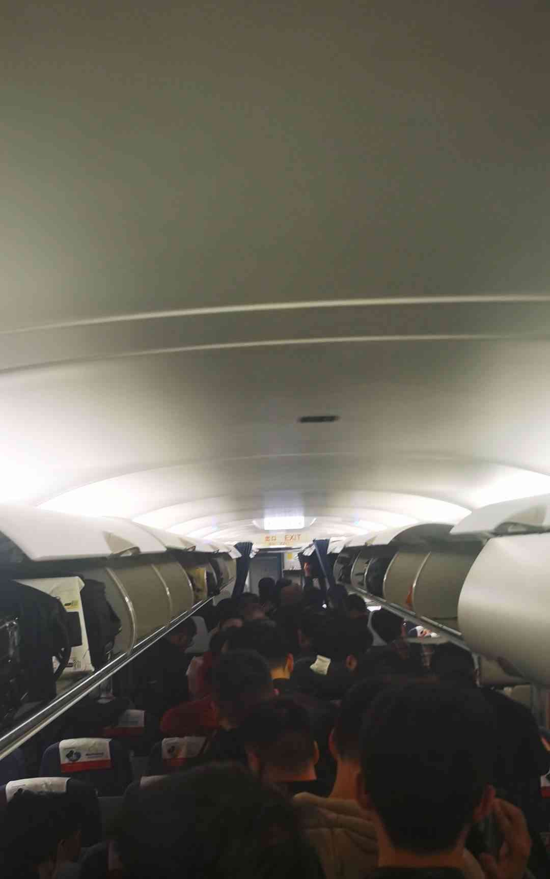 川航3U8899航班突遭鸟击，紧急返航!