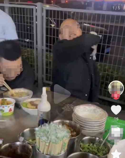 女子遭殴打！拒绝男子骚扰后头部流血，警方介入调查