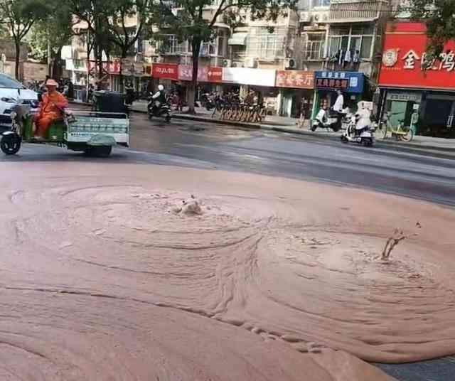 南京地下“冒泡”，红褐色物质涌出地面！