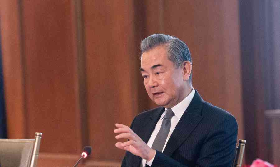  罗斯福室会见 曝光！拜登与王毅诡异握手姿势引网友猜测