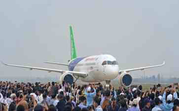 中国商飞C919大型客机空中惊艳亮相 华丽表演献给观众