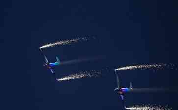 中国商飞C919大型客机空中惊艳亮相 华丽表演献给观众