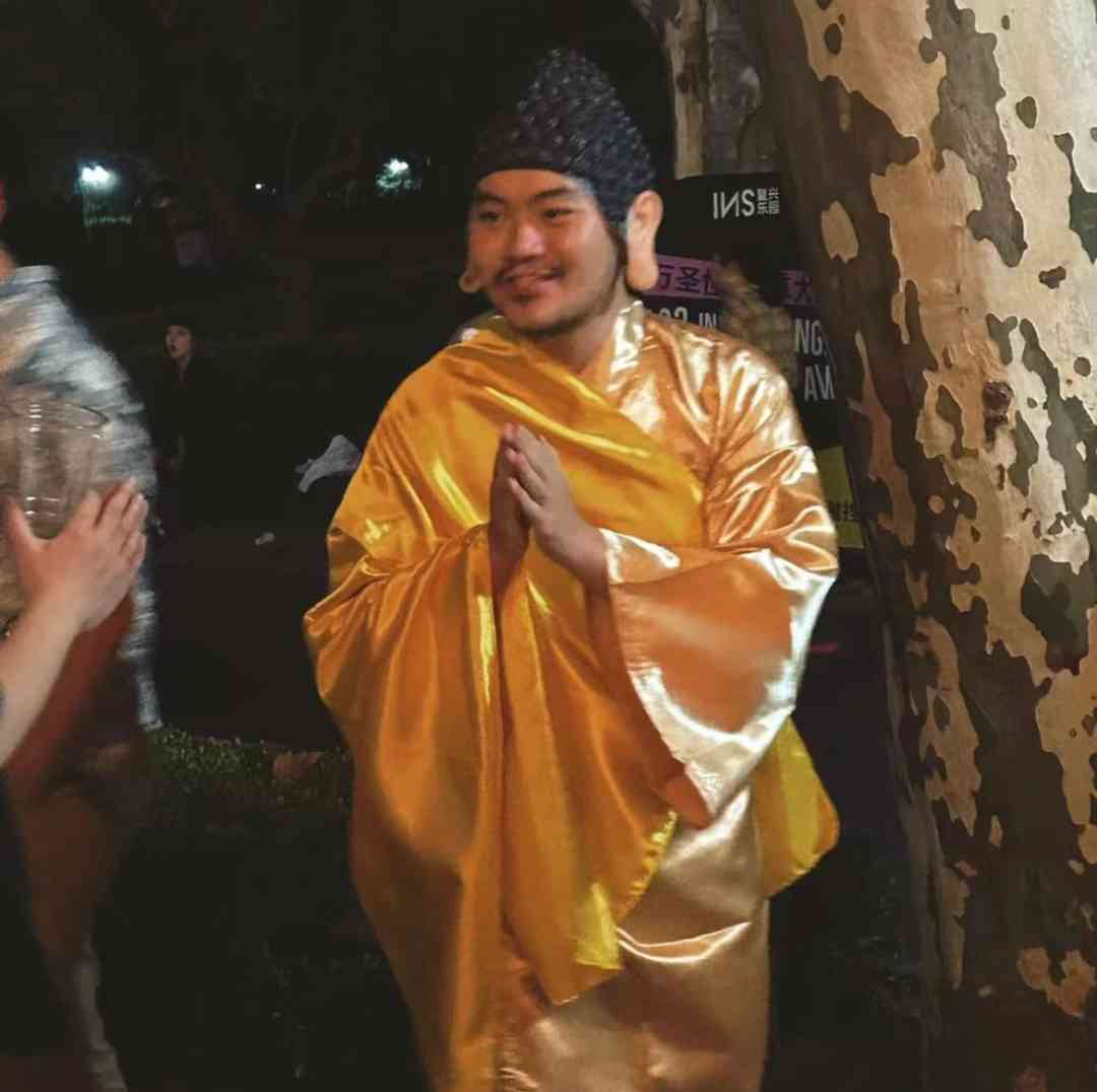  年轻人cos万圣节最火热门角色，乐翻天！