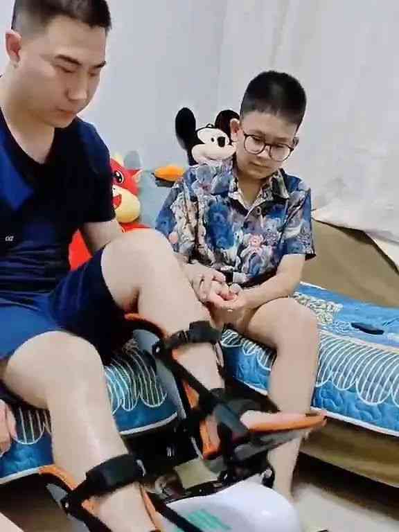  求救无助 副队长扮“孩子”拯救生命