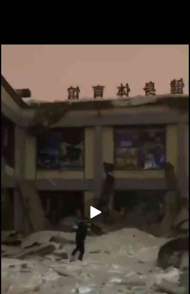  桦南体育馆坍塌，惊险救援现场曝光