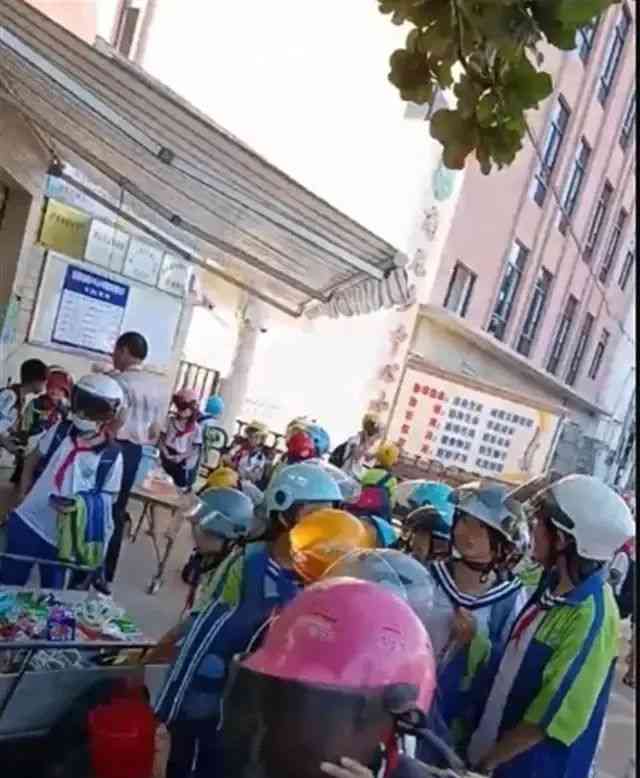  学生戴着头盔上下学，是安全的保护还是一场闹剧？
