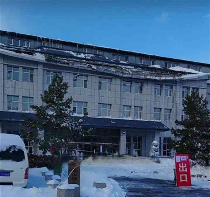  殡仪馆遭遇大雪压顶，房屋屋檐崩塌！