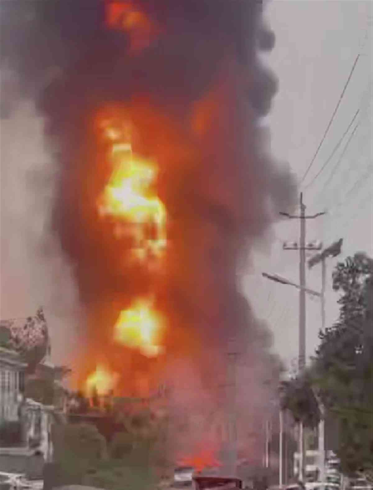 四川雅安油罐车爆炸燃烧！火焰高耸，2死2伤！