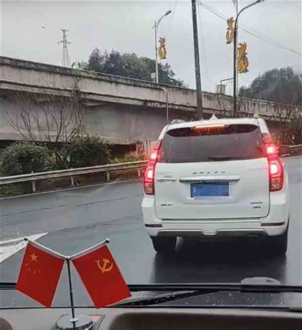  游客乘坐旅游车被当地车辆逼停，网友怒斥“霸道不讲理”