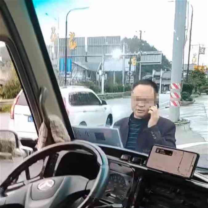  游客乘坐旅游车被当地车辆逼停，网友怒斥“霸道不讲理”
