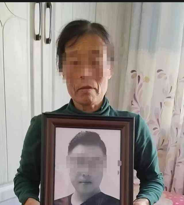  离奇! 32岁男子夜饮玉米地命丧酒场，手机眼镜全无下落