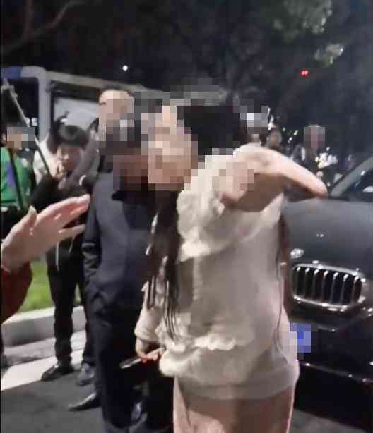  宝马女车主大闹街头，引发激烈争执！