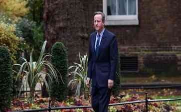  英国前首相卡梅伦意外回归外交大臣职位，媒体惊叹不已
