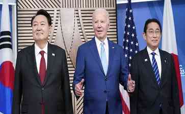  日本首相岸田文雄参加APEC会议时遇到封路状况，不得不临时步行赶往会议地点 
