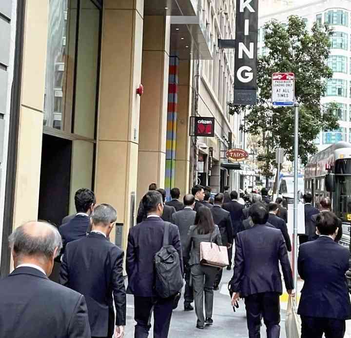  日本首相岸田文雄参加APEC会议时遇到封路状况，不得不临时步行赶往会议地点 
